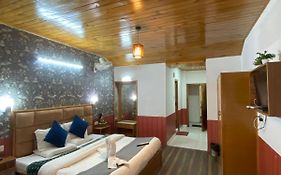 !!The Valley View Hill-Top Heights & Open Rooftop Cafe !! Bonfire !! Family Hotel Near To Mall Road 100Mtr!!